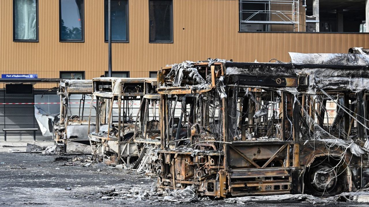 Plusieurs bus et un tramway brûlés pèsent dans l'addition des dégâts en Ile de France.