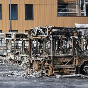 Plusieurs bus et un tramway brûlés pèsent dans l'addition des dégâts en Ile de France.
