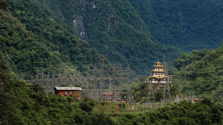 Temple bouddhiste se trouvant près du réseau électrique principal de la centrale hydroélectrique de Chukha, dans le sud-est du Bhoutan.