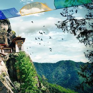 Taktshang est le plus célèbre des monastères bouddhistes du Bhoutan. Il est accroché à une falaise à 3 120 mètres d'altitude, à environ 700 mètres au-dessus de la vallée de Paro.