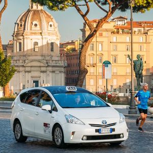 Dans les rues de Rome, on ne trouve que 2,79 taxis pour 1.000 habitants à Rome, alors qu'ils sont 4,85 à Madrid, 6,49 à Barcelone et 10 à Paris.