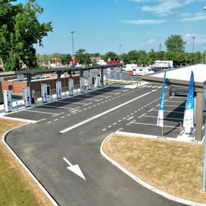 Le 3 juillet, TotalEnergies a installé 14 bornes de recharge électrique haute puissance sur la station-service de Mâcon-La-Salle, en Saône-et-Loire, le long de l'A6.