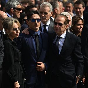 Marina Berlusconi et Pier Silvio Berlusconi en compagnie de leur oncle, Paolo, photographiés à Milan après les funérailles de Silvio Berlusconi, le 14 juin.