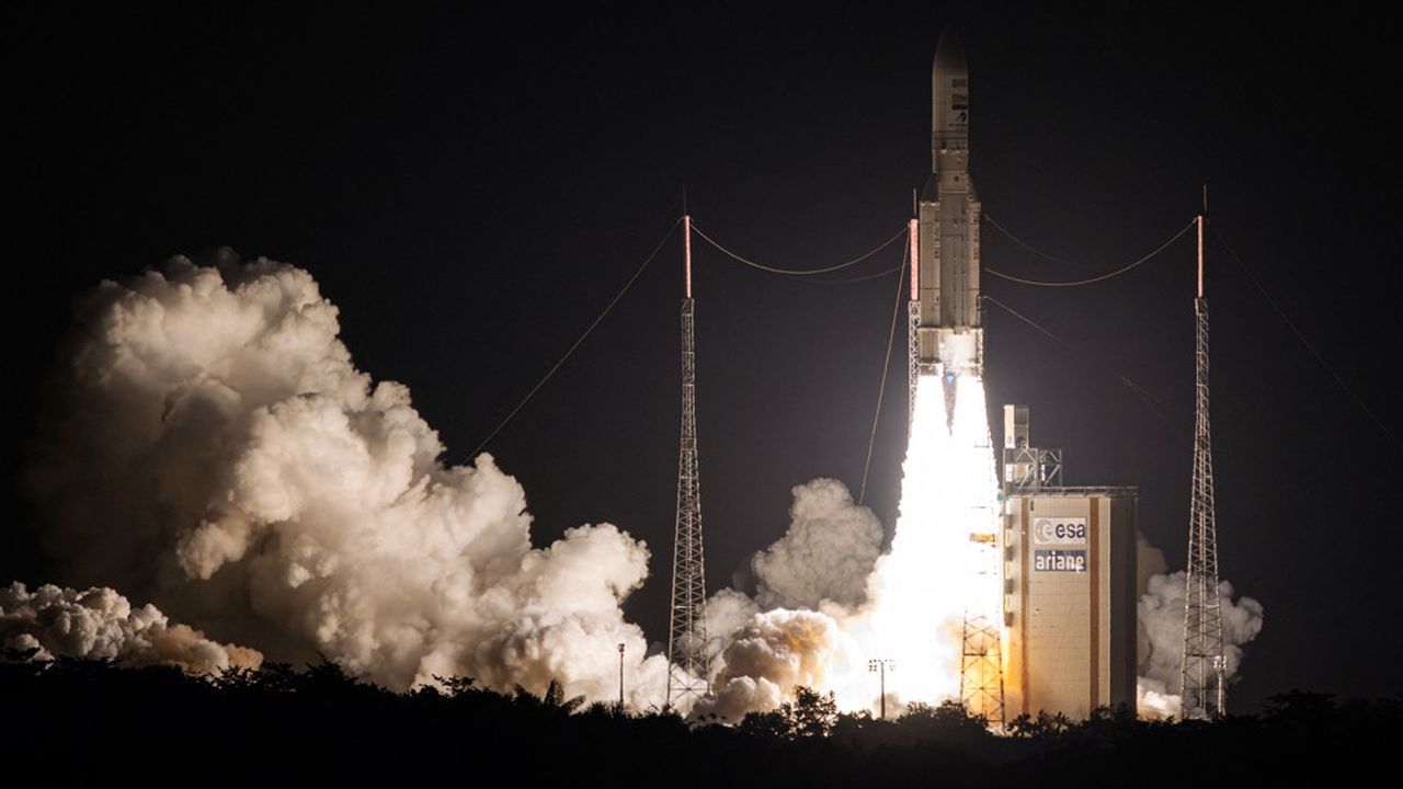Le dernier envol d'Ariane 5 avait été reporté deux fois : le 16 juin pour des raisons techniques et le 4 juillet à cause d'une météo défavorable.