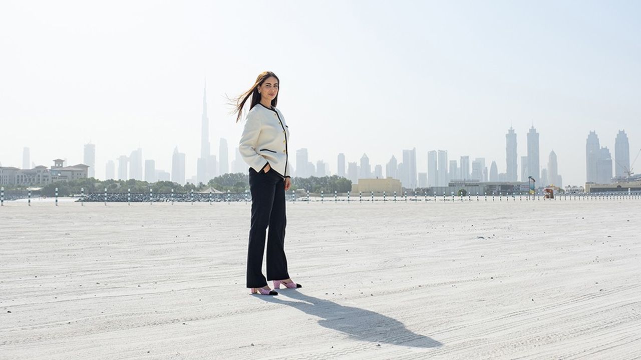 Khadija El Otmani. La Française d'origine marocaine est l'un des agents immobiliers stars de Dubaï. À l'arrière-plan, la skyline de Downtown.