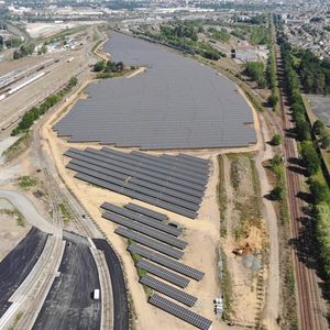 Des panneaux solaires ont déjà été déployés sur une centaine de parkings de petites gares, ainsi que aux abords de plusieurs gares comme Nîmes, Valence ou encore Le Mans (photo).