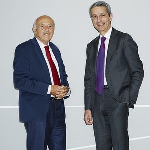 Jean-Hervé Lorenzi, fondateur des Rencontres d'Aix, et Benoit Bazin, directeur général de Saint-Gobain, le 27 juin 2023, à Courbevoie.