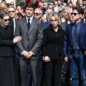 Eleonora, Barbara, Luigi, Marina et Pier Silvio Berlusconi ainsi que Paolo Berlusconi, frère de Silvio, aux funérailles de ce dernier en juin.