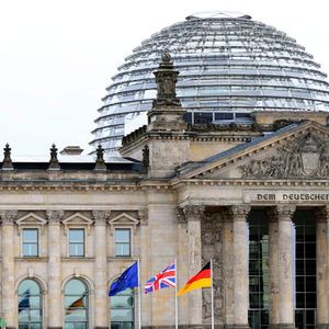 Selon les juges de la Cour de Karlsruhe, « les députés n'ont pas seulement le droit de voter au Bundestag ils ont aussi celui de délibérer ».