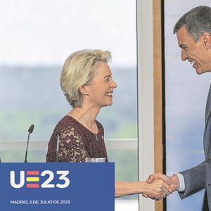 La présidente de la Commission européenne, Ursula von der Leyen, et le Premier ministre espagnol sortant, Pedro Sanchez, ont affiché leur bonne entente, lundi, au cours d'une conférence de presse commune à Madrid.