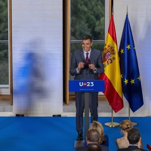 La Commission européenne, présidée par Ursula von der Leyen, a déjà débloqué plus de la moitié des 69 milliards promis au gouvernement de Pedro Sanchez (à droite) pour financer la relance espagnole.