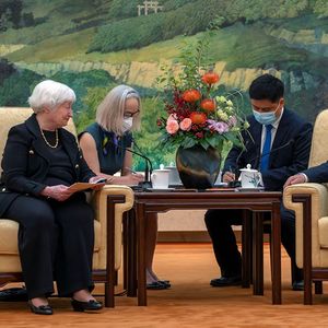 Janet Yellen, ici avec le Premier ministre chinois, Li Qiang, a expliqué qu'elle avait relayé auprès des officiels chinois « les préoccupations formulées par les milieux d'affaires américains ».