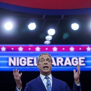 L'ancien député européen d'extrême droite Nigel Farage affirme que ses comptes bancaires ont été fermés sans explication.