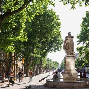 La statue du roi René, comte de Provence, trônant sur sa fontaine, en haut du cours Mirabeau.