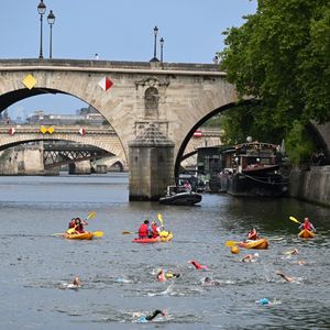 Un groupe de nageurs a sauté à l'eau, ainsi que les deux adjoints Emmanuel Grégoire (urbanisme) et Pierre Rabadan (sports).