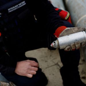Une bombe à sous-munition n'ayant pas explosé au moment de l'impact, en Ukraine en octobre 2022.