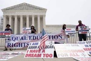 Des manifestants devant la Cour suprême des Etats-Unis défendent la fin de la discrimination positive à l'Université, le 29 juin 2023.
