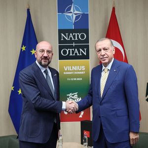 Lundi, au sommet de l'Otan à Vilnius, le président du Conseil européen, Charles Michel (à gauche), et le président turc, Recep Tayyip Erdogan, ont ravivé le dossier des relations UE-Turquie.