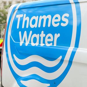 Thames Water, le gestionnaire de l'eau londonien, a frôlé le gouffre, écrasé par une dette de 14 milliards de livres.