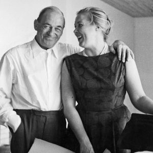 Alvar Aalto et sa seconde épouse, Elissa, en 1959, à la Maison Louis Carré, l'unique édifice que le Finlandais ait bâti en France.