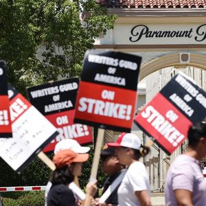 Le 12 juillet 2023, manifestation du syndicat WGA, qui représente les scénaristes, devant les studios de la Paramount à Hollywood.