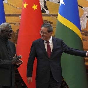 Lors de sa visite, le Premier ministre des Iles Salomon (ici avec le Premier ministre chinois Li Qiang) a signé plusieurs accords de coopération.