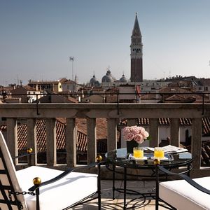 Depuis la terrasse du « Nolinski », une vue imprenable sur les toits de Venise et le campanile de Saint-Marc.