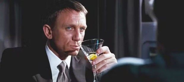 Le célèbre espion serait un alcoolique patenté. Ici James Bond (incarné par Daniel Craig) et son « Vesper Martini ». 