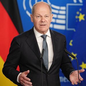Devant les eurodéputés, le chancelier allemand affirme la nécessité de réformer l'UE pour préparer son élargissement. Sans entrer dans les détails.
