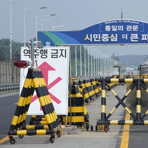 Barricades sur le « pont de l'unification » qui mène à la zone démilitarisée entre les deux Corées.