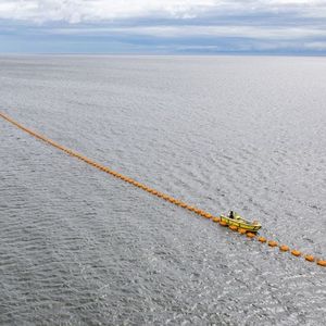 Un navire de Nexans installe un câble en mer.