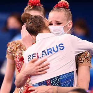 Les gymnastes des deux pays se voient imposés de « strictes conditions » (photo : la gymnaste russe Anastasia Bliznyuk conforte une athlète biélorusse à Tokyo, en 2020).