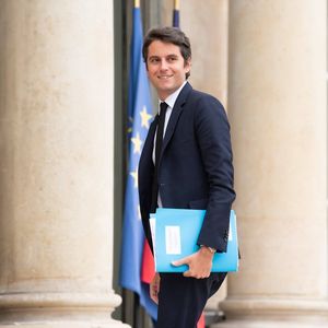 A 34 ans, Gabriel Attal est le plus jeune ministre de l'Education nationale. Ancien élève du privé, il cristallise les critiques des opposants d'Emmanuel Macron.