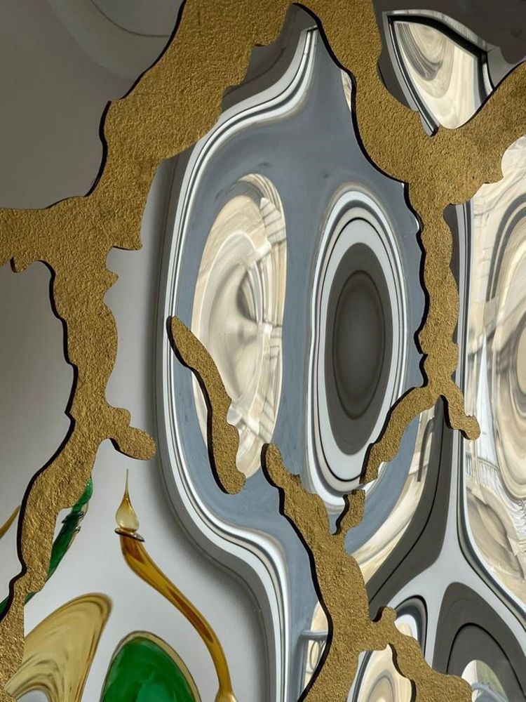 Les feuilles d'or parcourent le verre de la sculpture «Fusion».