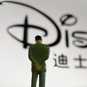 Disney connaît de grandes difficultés sur le marché chinois et « La Petite Sirène » a constitué un électrochoc, estime « Newsweek ».