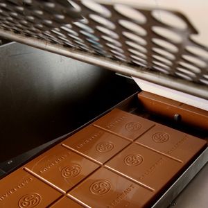 Barry Callebaut transforme le cacao pour fournir des préparations de base aux grands fabricants de confiserie.