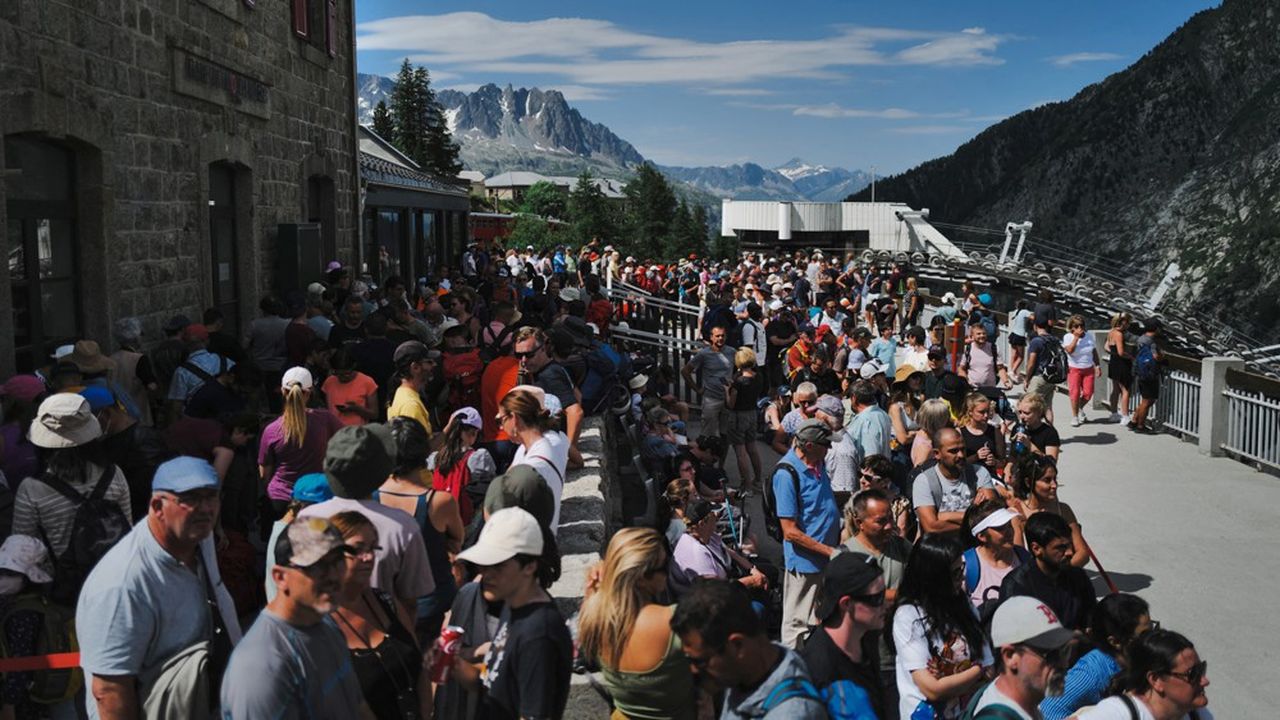 Une foule de touristes face à la Mer de Glace près de Chamonix-Mont-Blanc dans les Alpes.