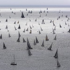 Peu après le départ de la Rolex Fastnet 2015, les bateaux engagés dans la convergent vers les Needles, à la pointe de l'île de Wight.