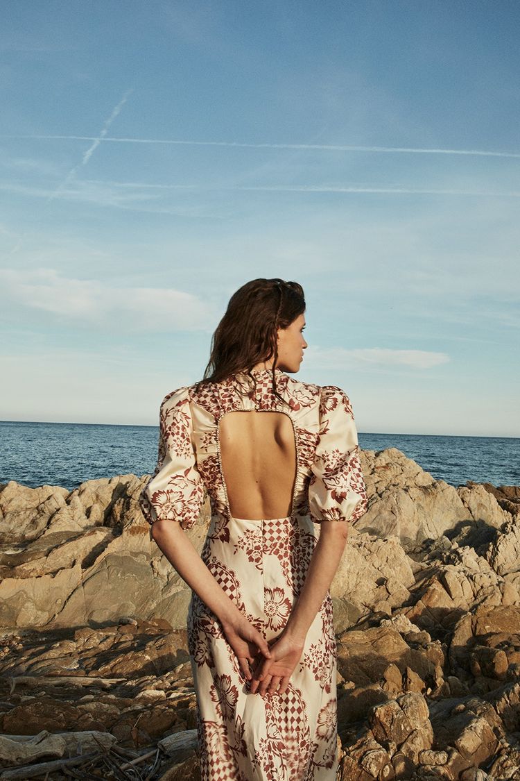 Robe dos nu strassé en soie imprimée de la collection «L'été en fête !»