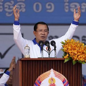 En mauvaise santé avant son 71e anniversaire en août, Hun Sen prépare sa succession.