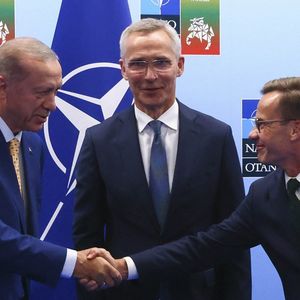 Le président Erdogan (à gauche) serre la main du Premier ministre suédois Ulf Kristersson, en présence du secrétaire général de l'Otan Jens Stoltenberg, à Vilnius le 10 juillet.