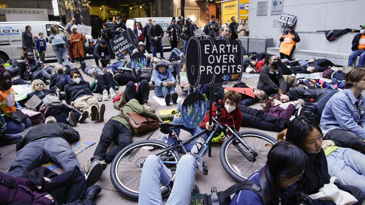 Des activistes du climat devant le siège social d'un gestionnaire d'actifs aux Etats-Unis.