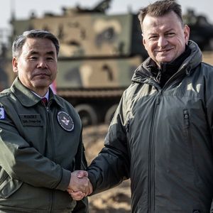 Les ministres de la Défense sud-coréen et polonais, Lee Jong-sup et Mariusz Blaszczak, ont assisté le 23 février à des tirs d'essais des obusiers automoteurs K9 tout juste livrés à la Pologne.
