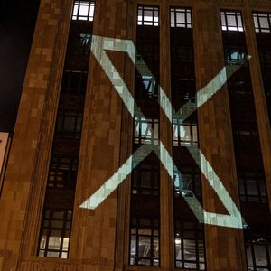 Un grand « X », le nouveau nom de Twitter, ornait la façade du siège de la plateforme, dimanche à San Francisco.