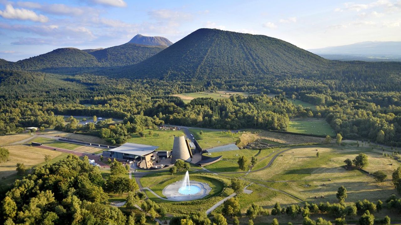 Avec son cône de béton, sous lequel se nichent près d'une vingtaine d'animations en lien avec les volcans, le parc d'attractions Vulcania a accueilli 7 millions de visiteurs en vingt ans.
