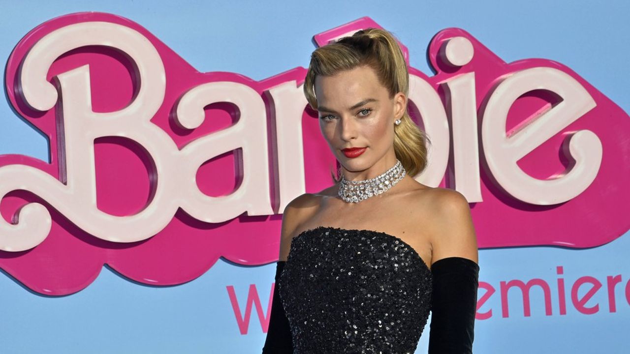 L'actrice australienne Margot Robbie joue le rôle de Barbie dans le film éponyme.