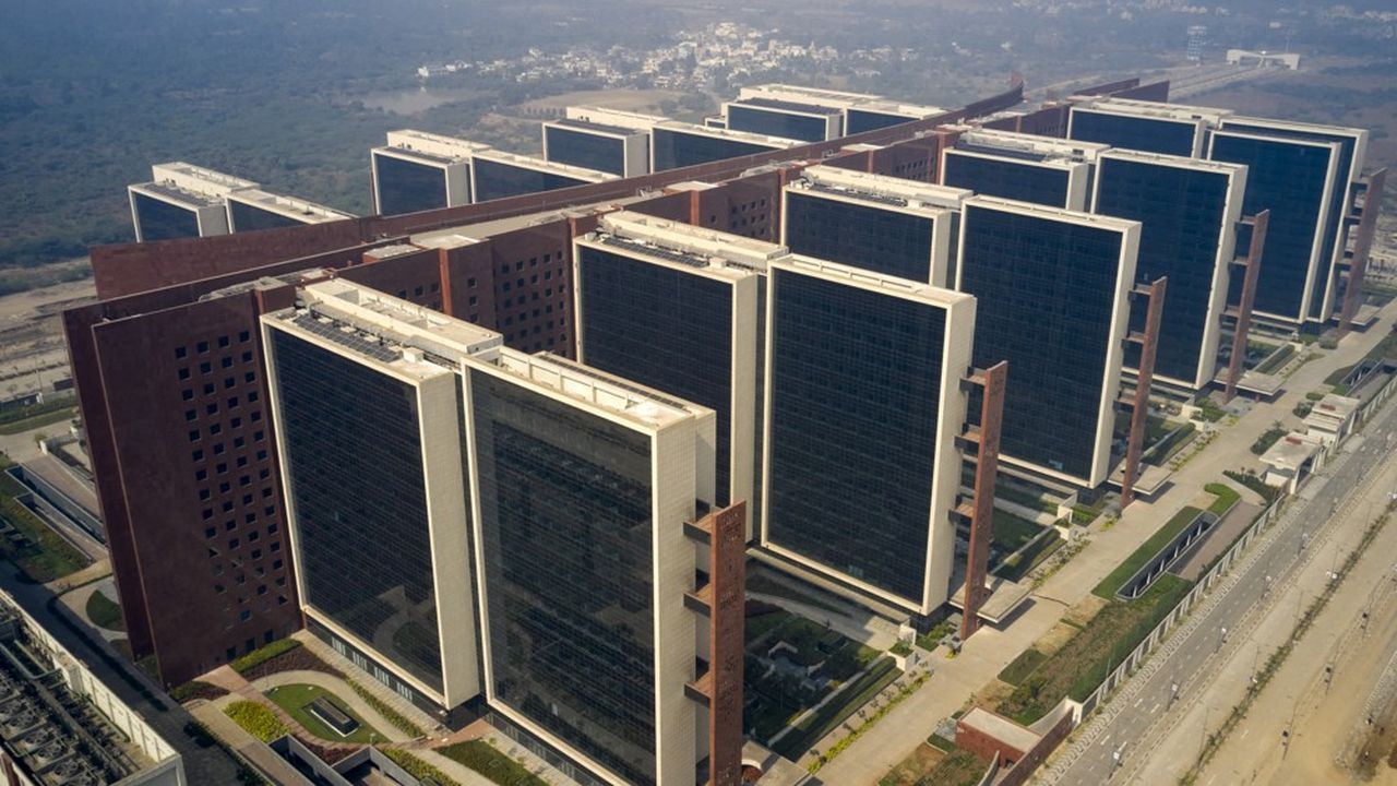 Les neuf bâtiments interconnectés de la Surat Diamond Bourse sont desservis par 131 ascenseurs.