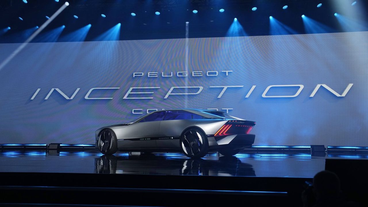 La Peugeot Inception, présentée sur scène par Stellantis au salon technologique CES de Las Vegas, le 5 janvier 2023.
