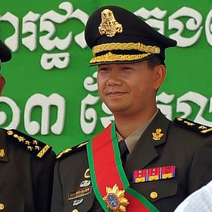 Cela faisait un an et demi que le Premier ministre Hun Sen (à gauche) parlait de transmettre le pouvoir à son fils, Hun Manet (à droite).
