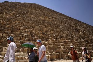 Canicule au pied des pyramides. Des températures dépassant les 40 degrés ont été enregistrées au Caire, tandis que le mercure avoisine les 46 degrés à Assouan, au sud du pays.